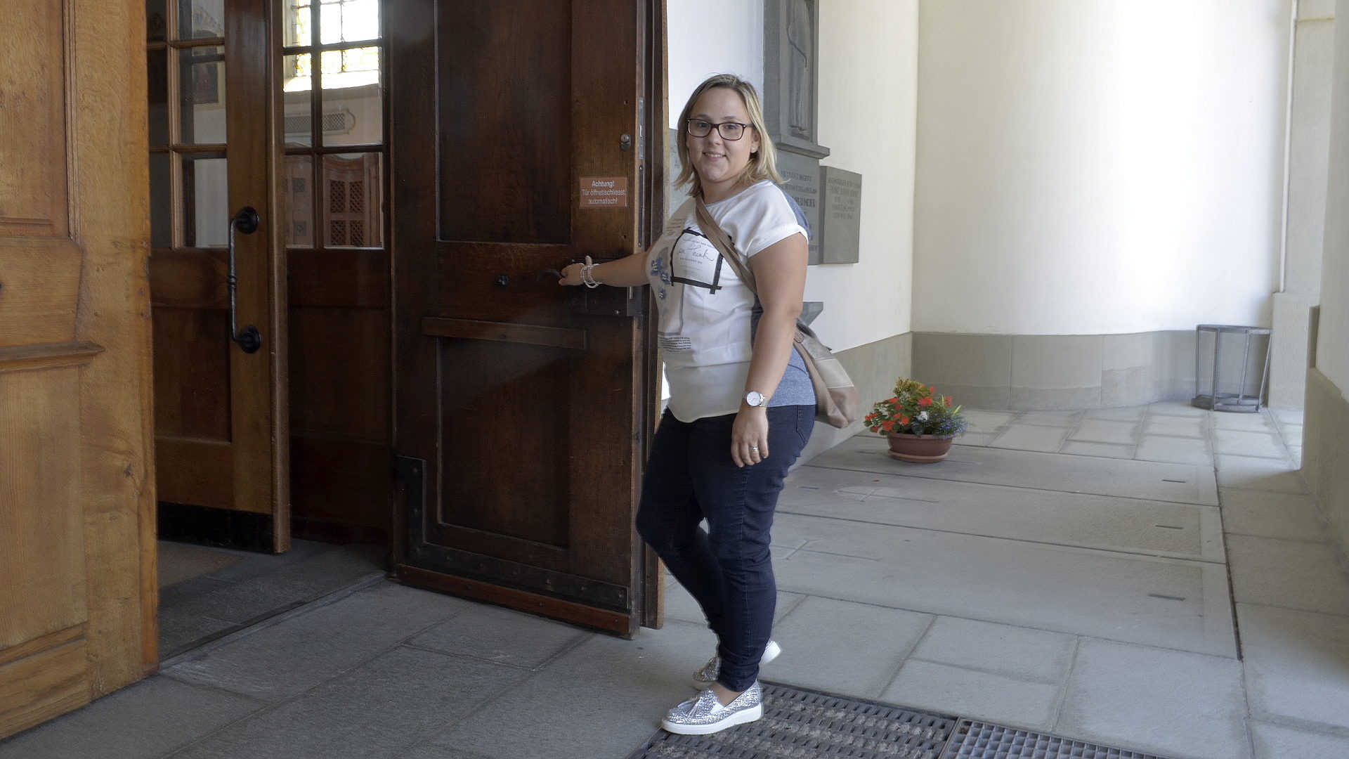 Monica Dantas vor der katholischen Kirche Emmen LU