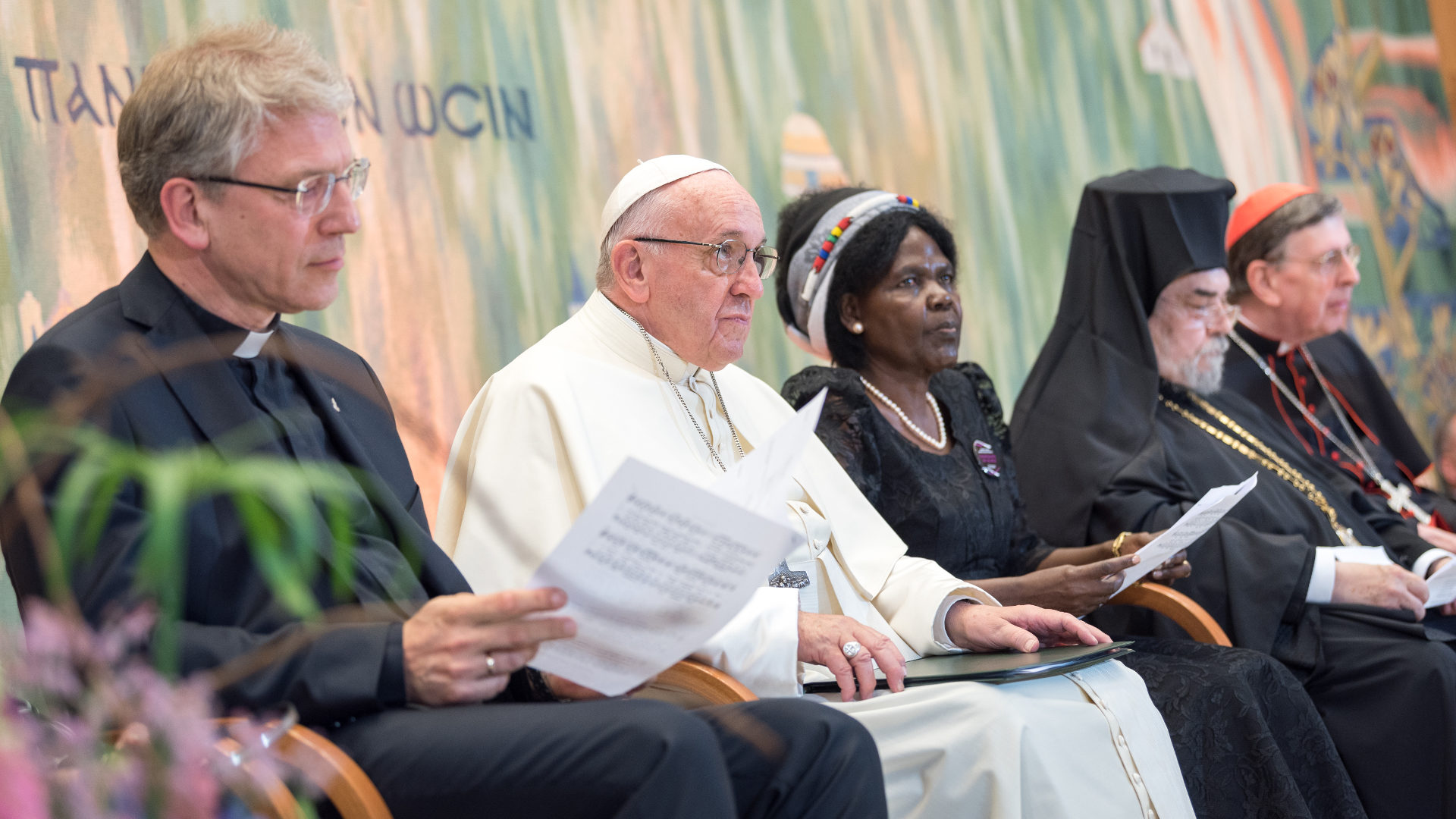 Papst Franziskus zwischen Olav Fykse Tveit (links) und Agnes Aboum. Ganz rechts ist Kurienkardinal Kurt Koch.
