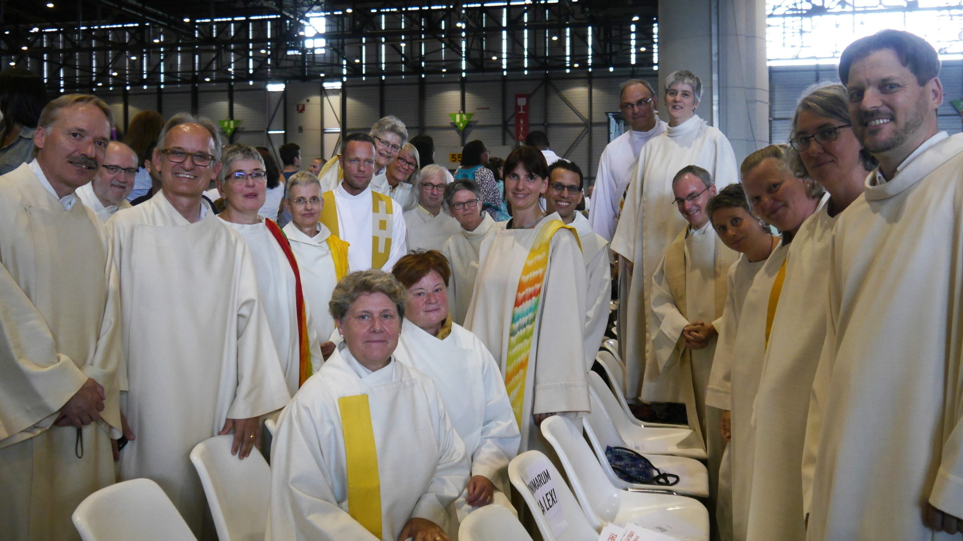 Nichtordinierte Theologinnen und Theologen sowie Generalvikar Markus Thürig (5. v. r.) an Papstmesse