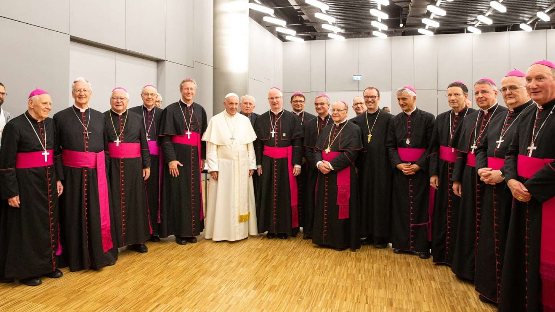 Papst Franziskus inmitten aktiver und emeritierter Schweizer Bischöfe