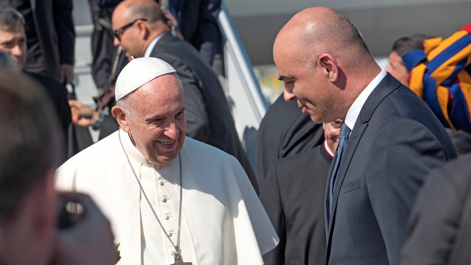 Bundesrat Alain Berset (r) begrüsst Papst Franziskus am Flughafen Genf