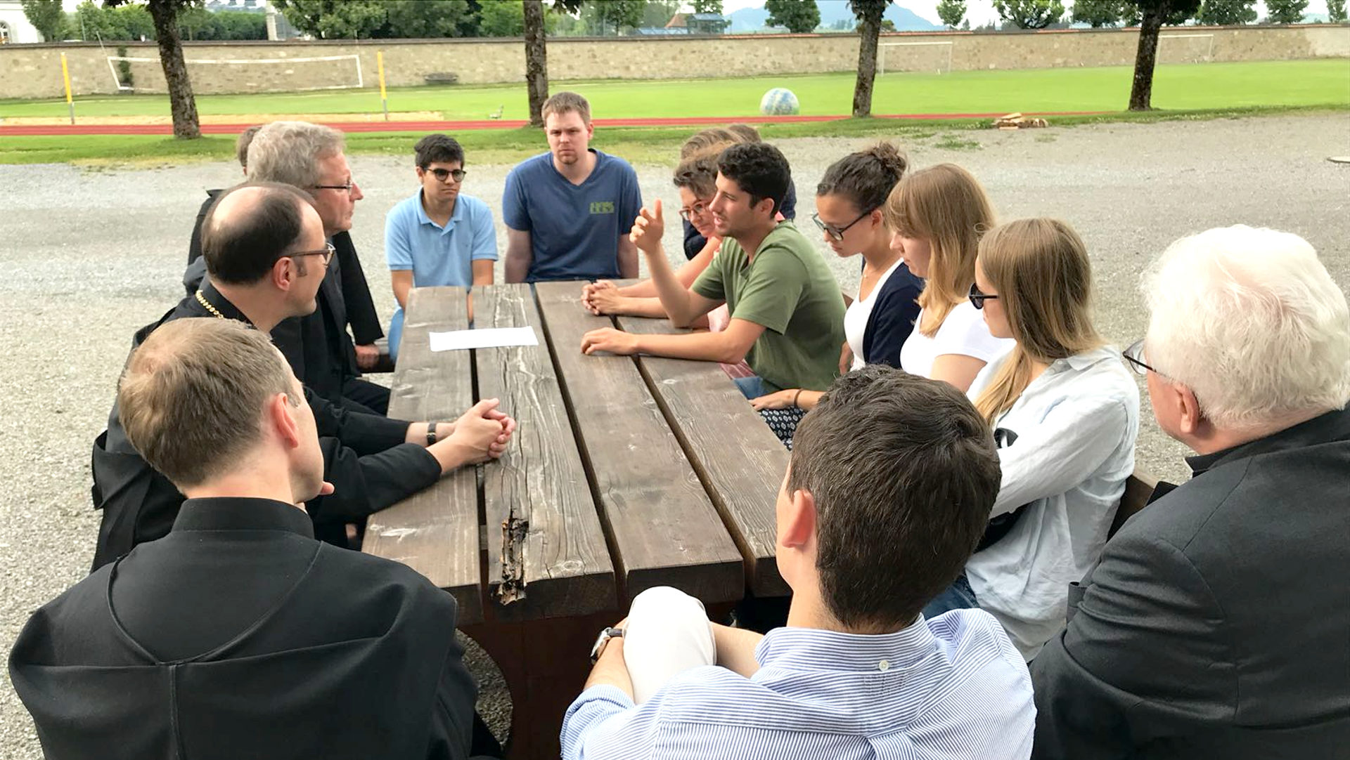 Mitglieder der Bischofskonferenz sprechen in Einsiedeln mit jungen Menschen.