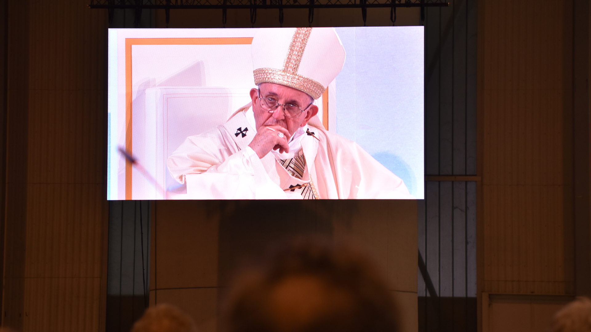 Papst Franziskus via Bildschirm