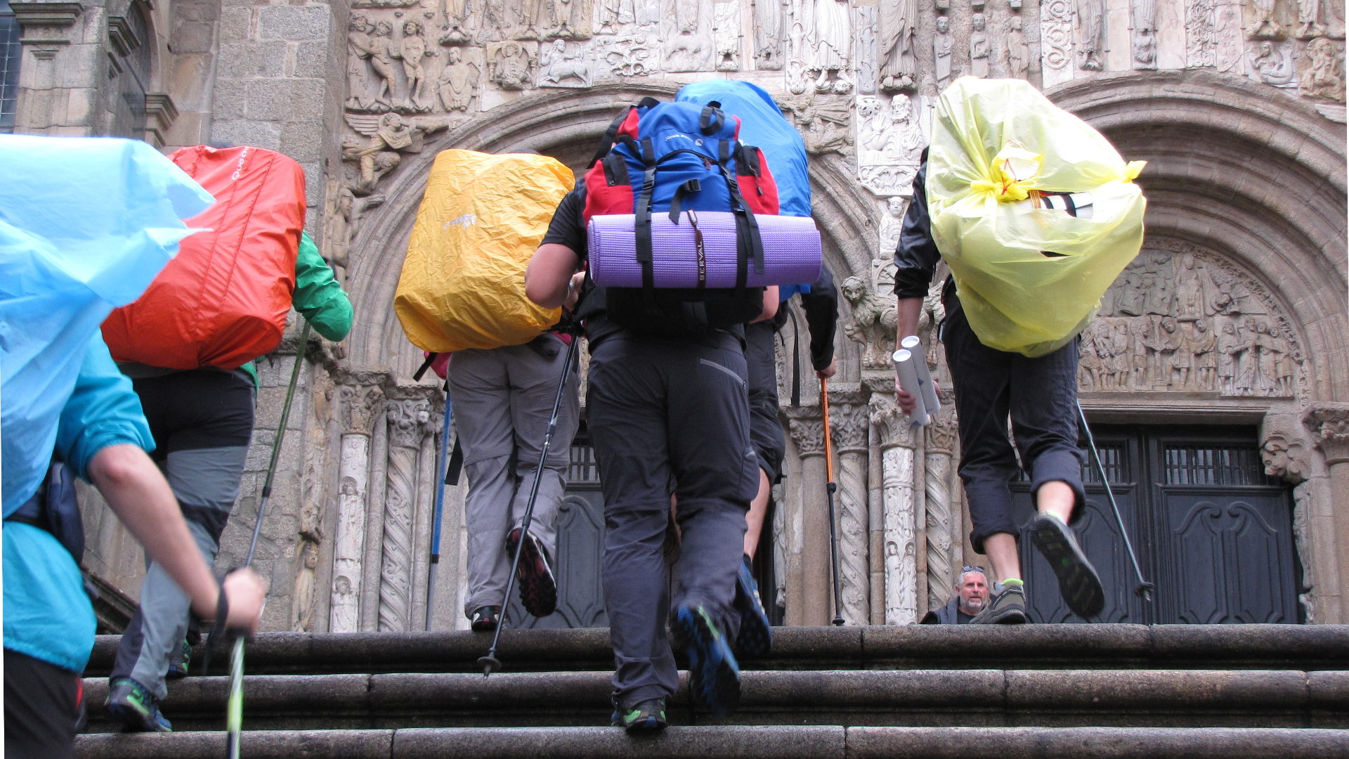 Pilger auf dem Weg in die Kathedrale von Santiago de Compostela.
