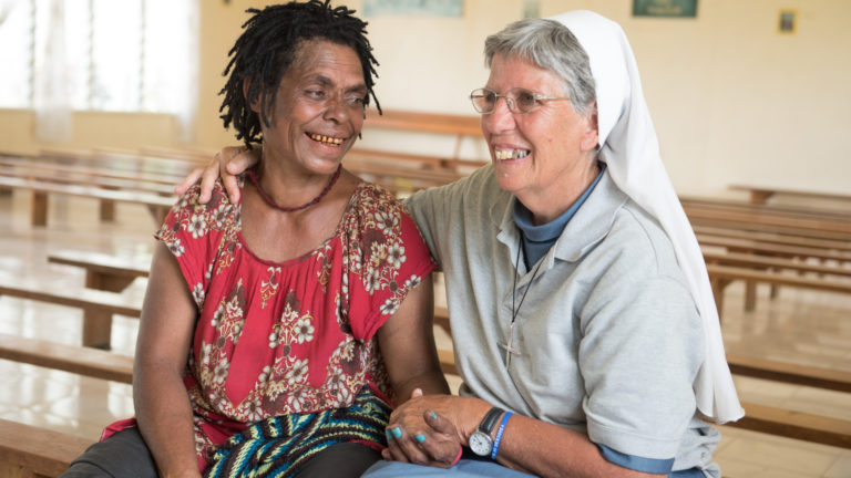 Lorena Jenal mit einer geretteten Frau | © Bettina Flitner/missio