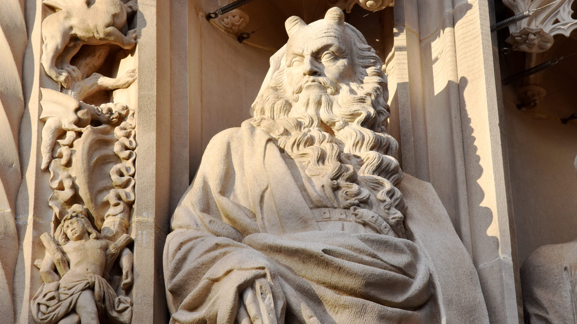 Statue des Propheten Moses am Hauptportal der Kathedrale Lausanne.