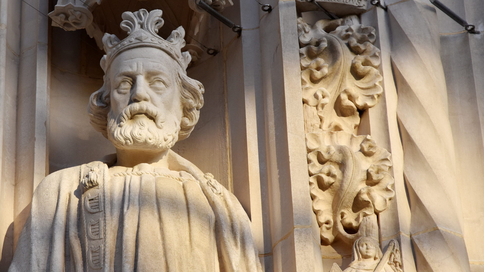 König David: Statue am Hauptportal der Kathedrale Lausanne