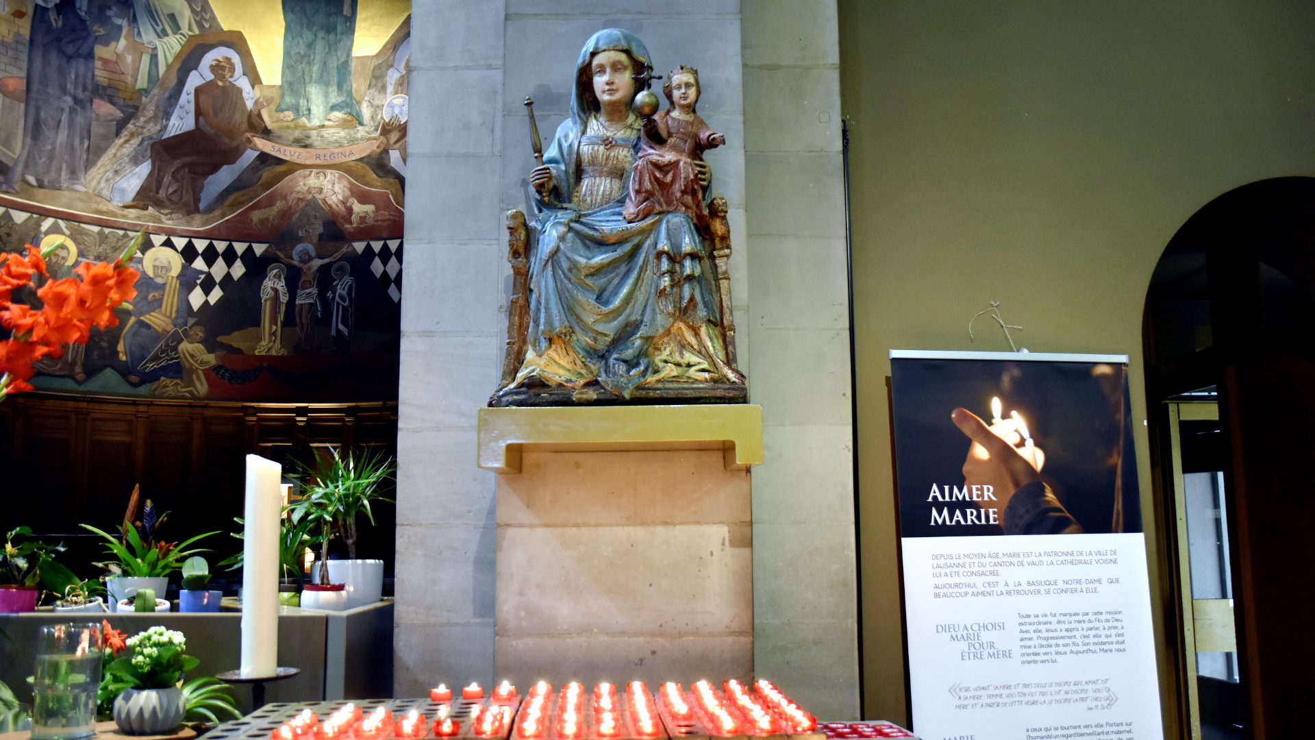 Marienstatue in der Basilika Notre Dame von Lausanne.