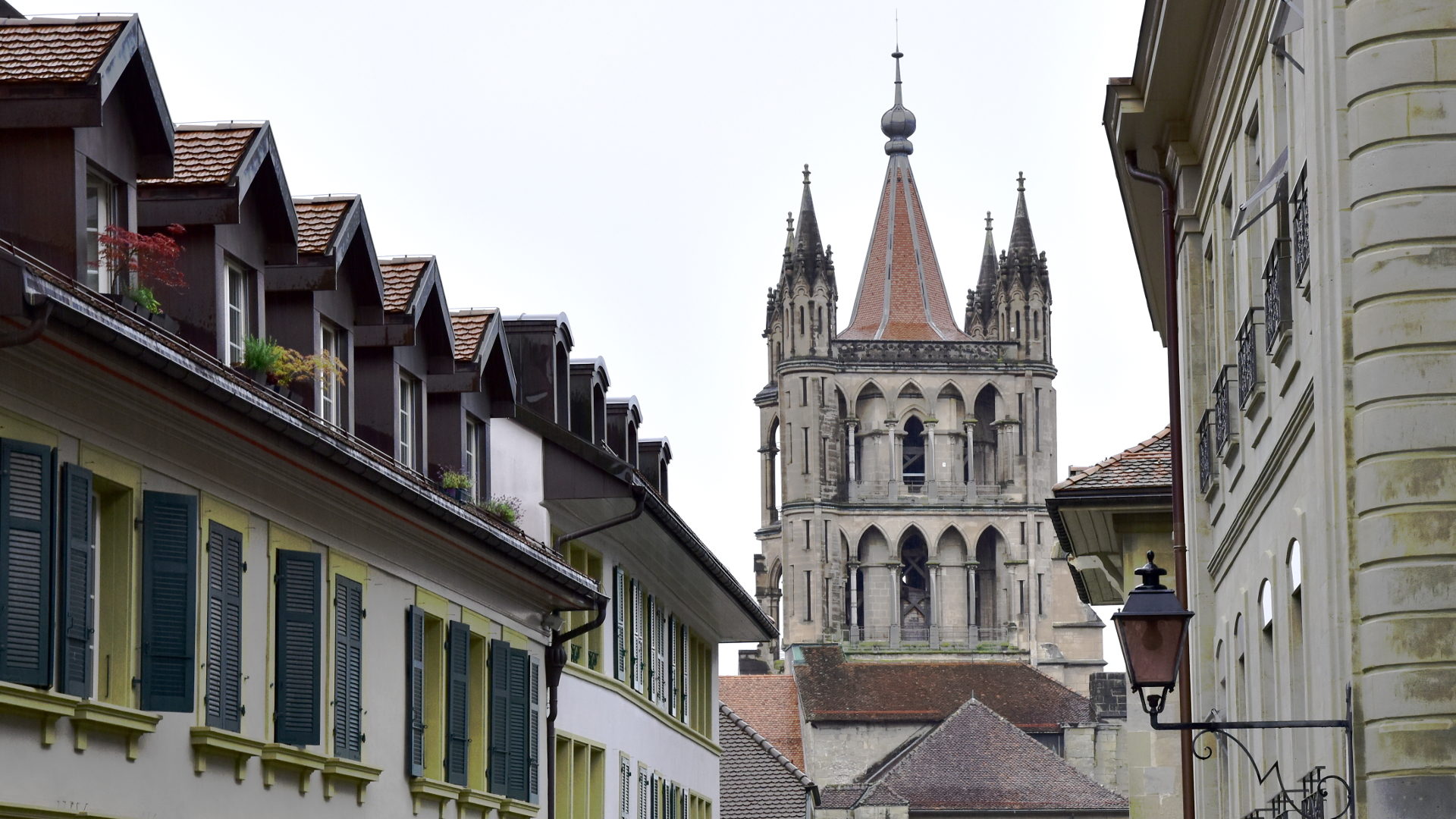 Blick aus den Gassen auf einen der Türme der Kathedrale von Lausanne