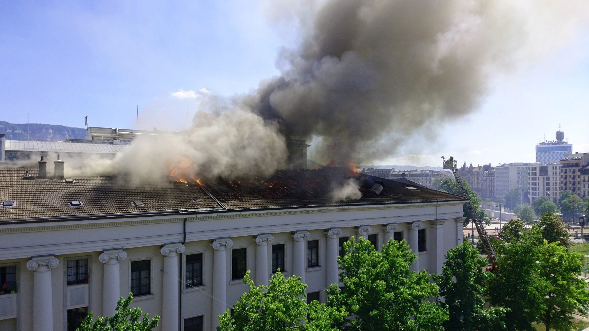 Rauch und Flammen dringen aus dem Dach der Kirche "Sacré Coeur" in Genf.