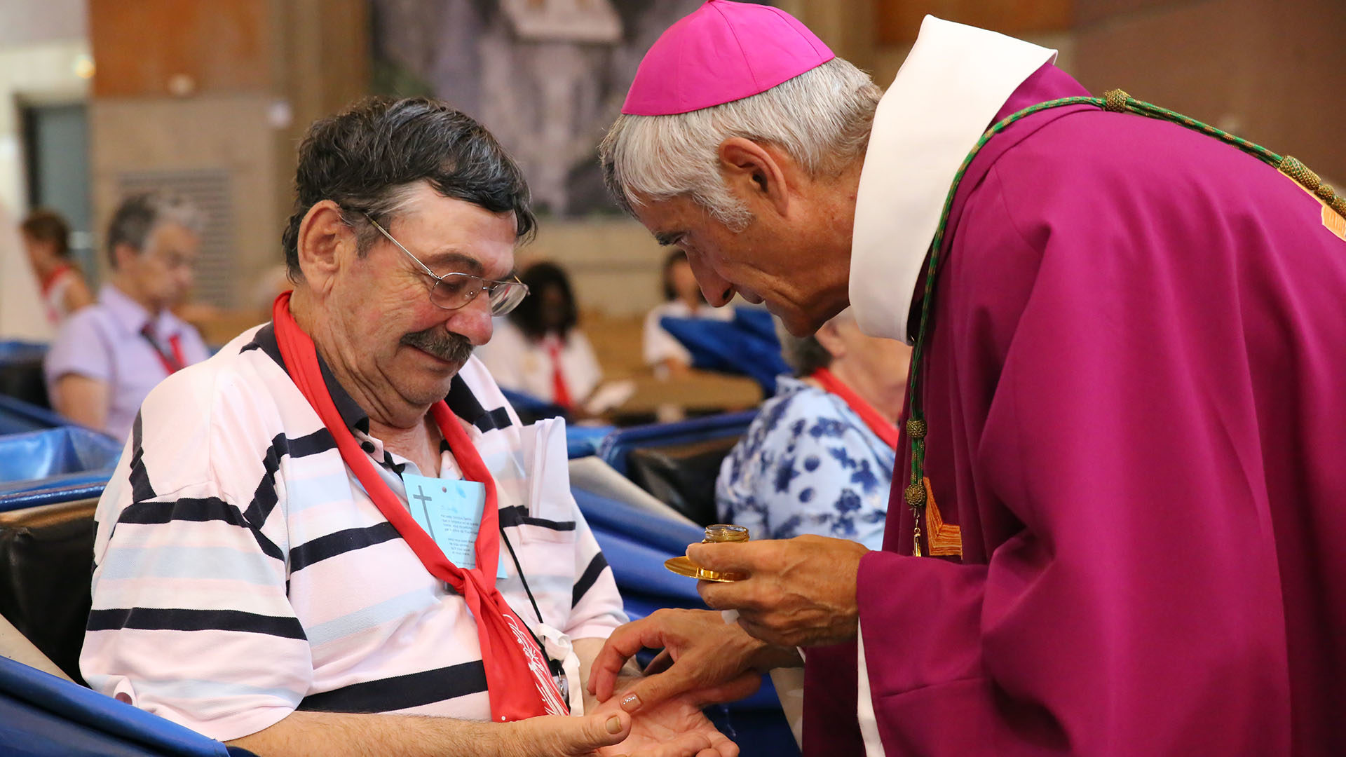 Bischof Jean-Marie Lovey salbt einen kranken Pilger in Lourdes.