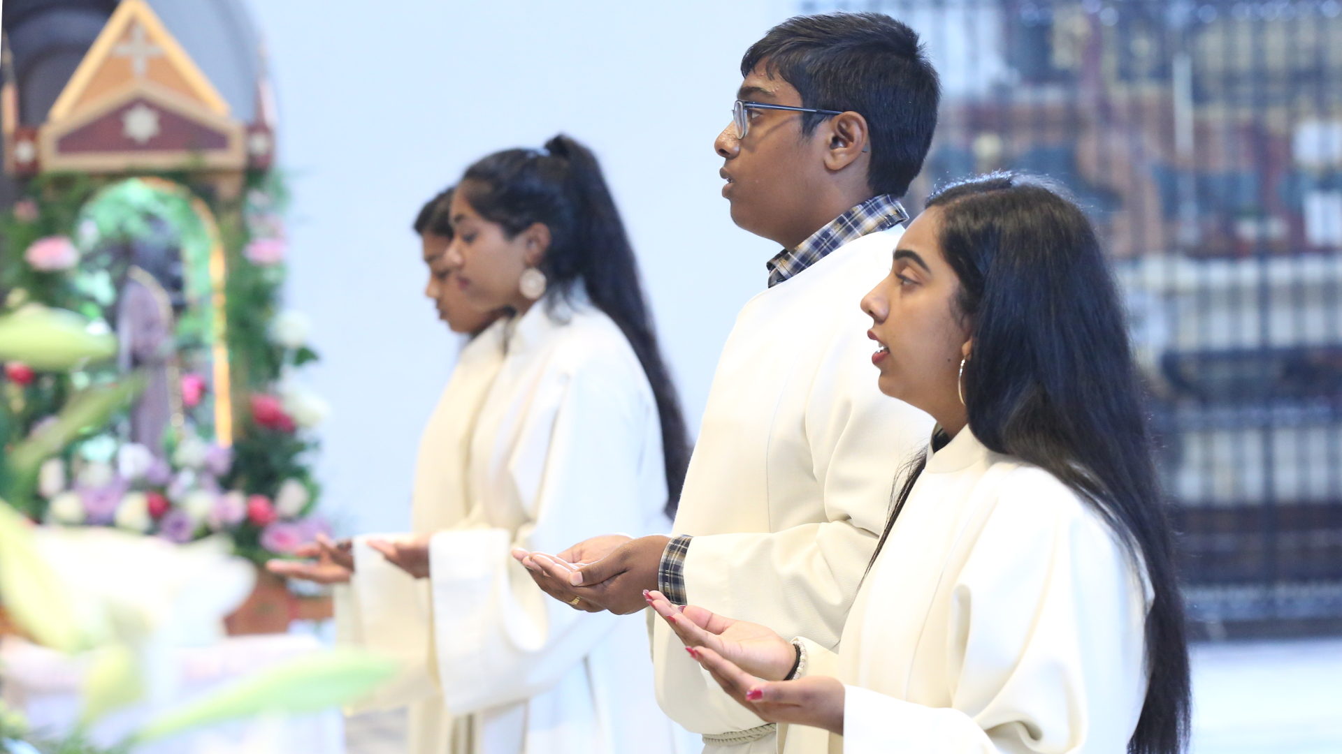 Ministranten und Ministrantinnen im tamilischen Gottesdienst in Einsiedeln