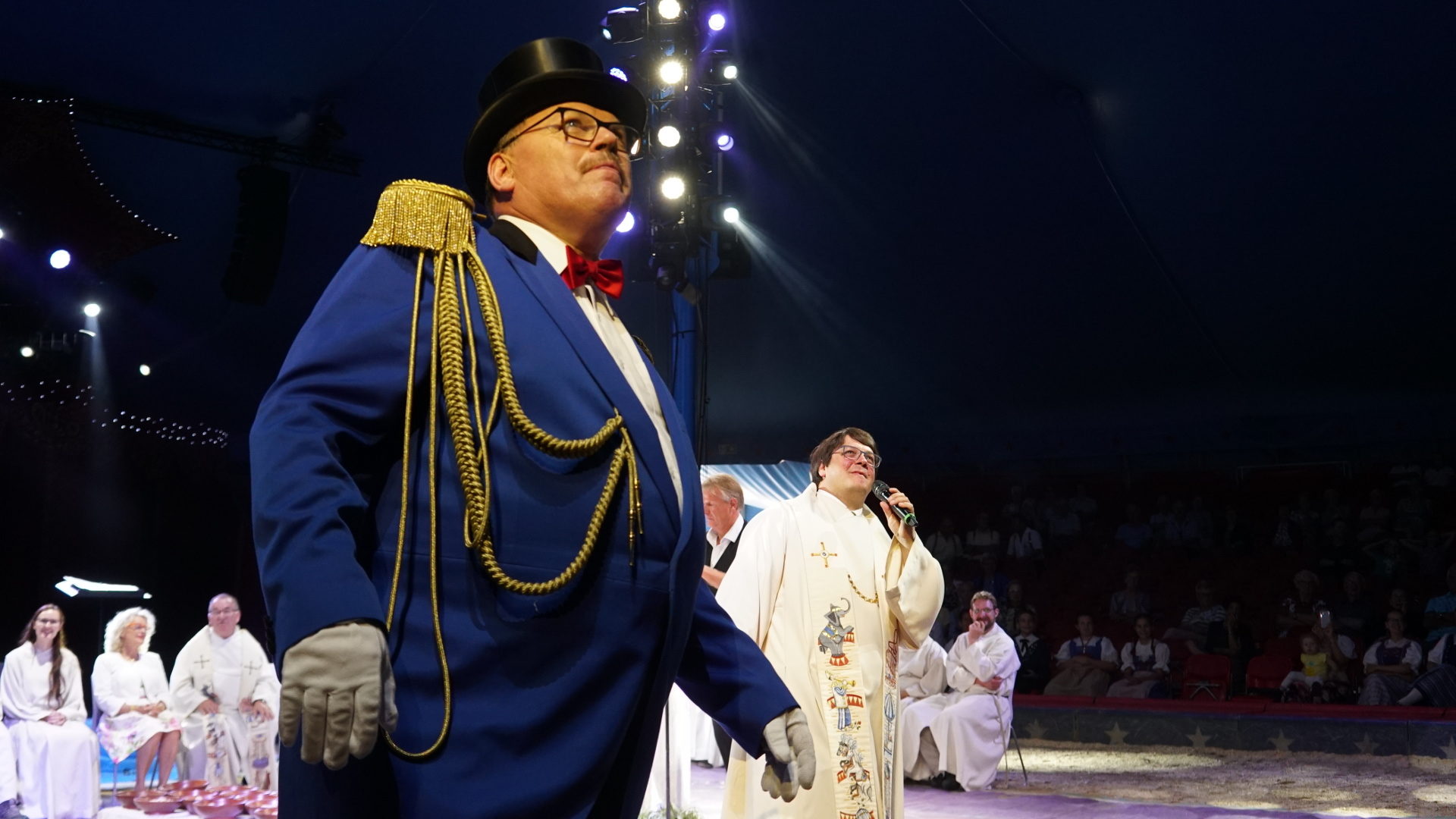 Zirkuspfarrer Adrian Bolzern (Mitte hinten) in der Manege, 2018