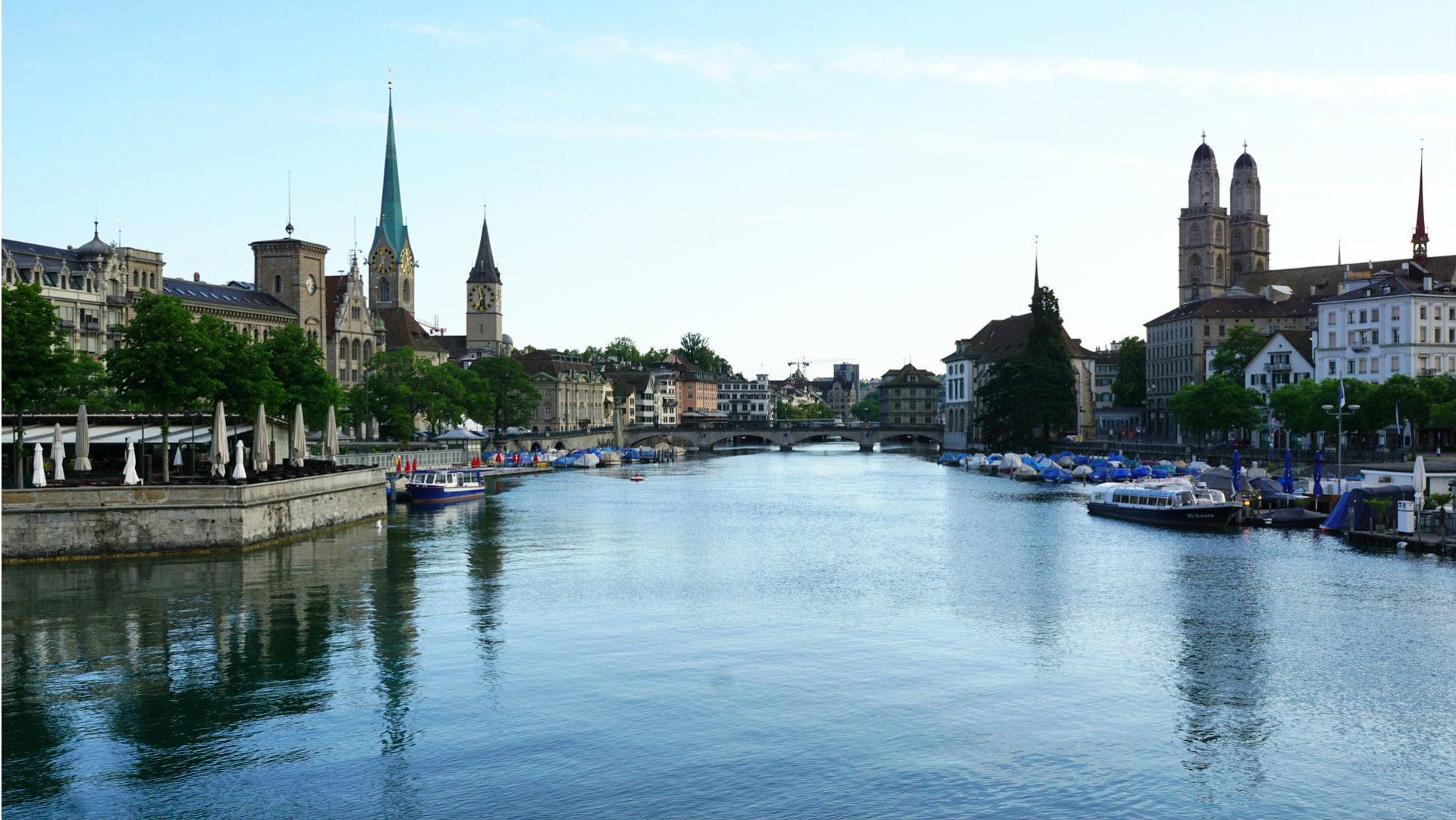 Zürich mit Grossmünster, Fraumünster (links) und St.Peter-Kirche.