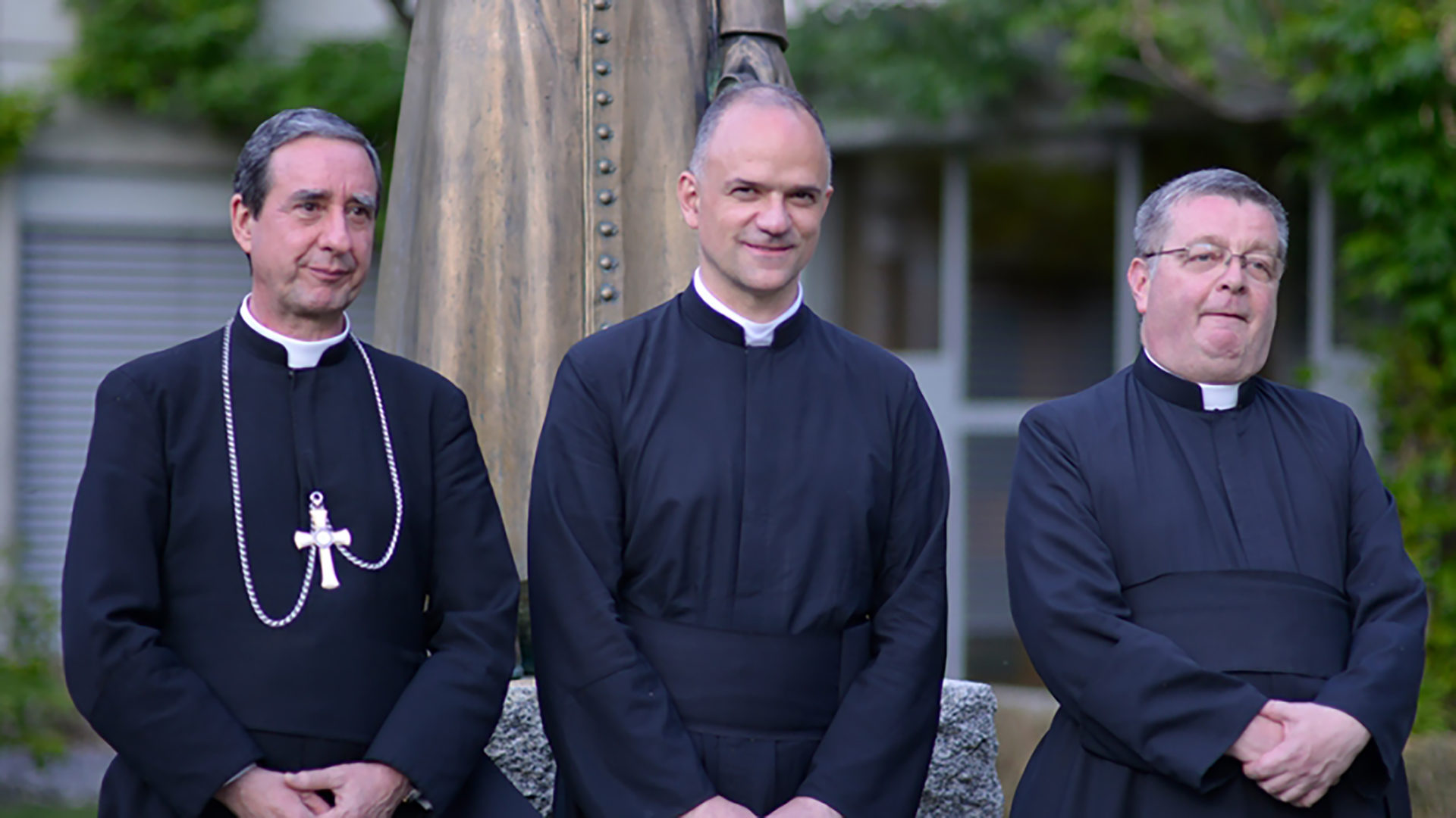 Der neue Generalobere Davide Pagliarani (Mitte) mit Alfonso de Galarreta (links) und Christian Bouchacourt
