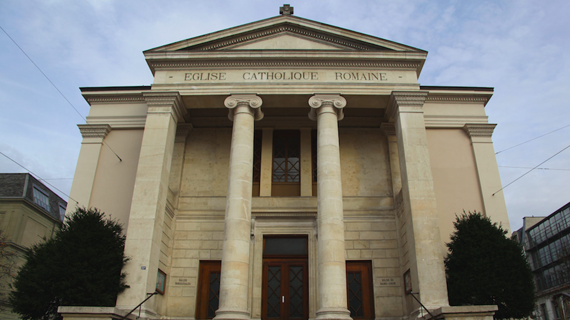 Kirche "Sacré Coeur": Vorderfront im klassizistischen Stil