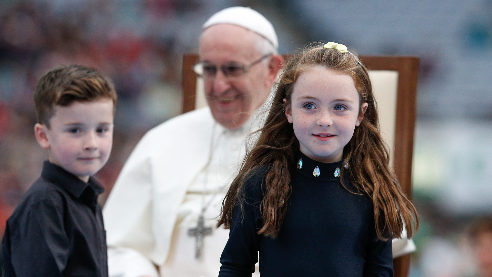 Papst Franziskus empfängt Kinder beim Weltfamilientreffen in Dublin.