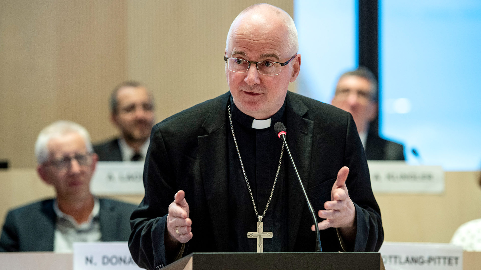 Bischof Charles Morerod tritt vor der Körperschaft des Kantons Waadt auf, 2018.
