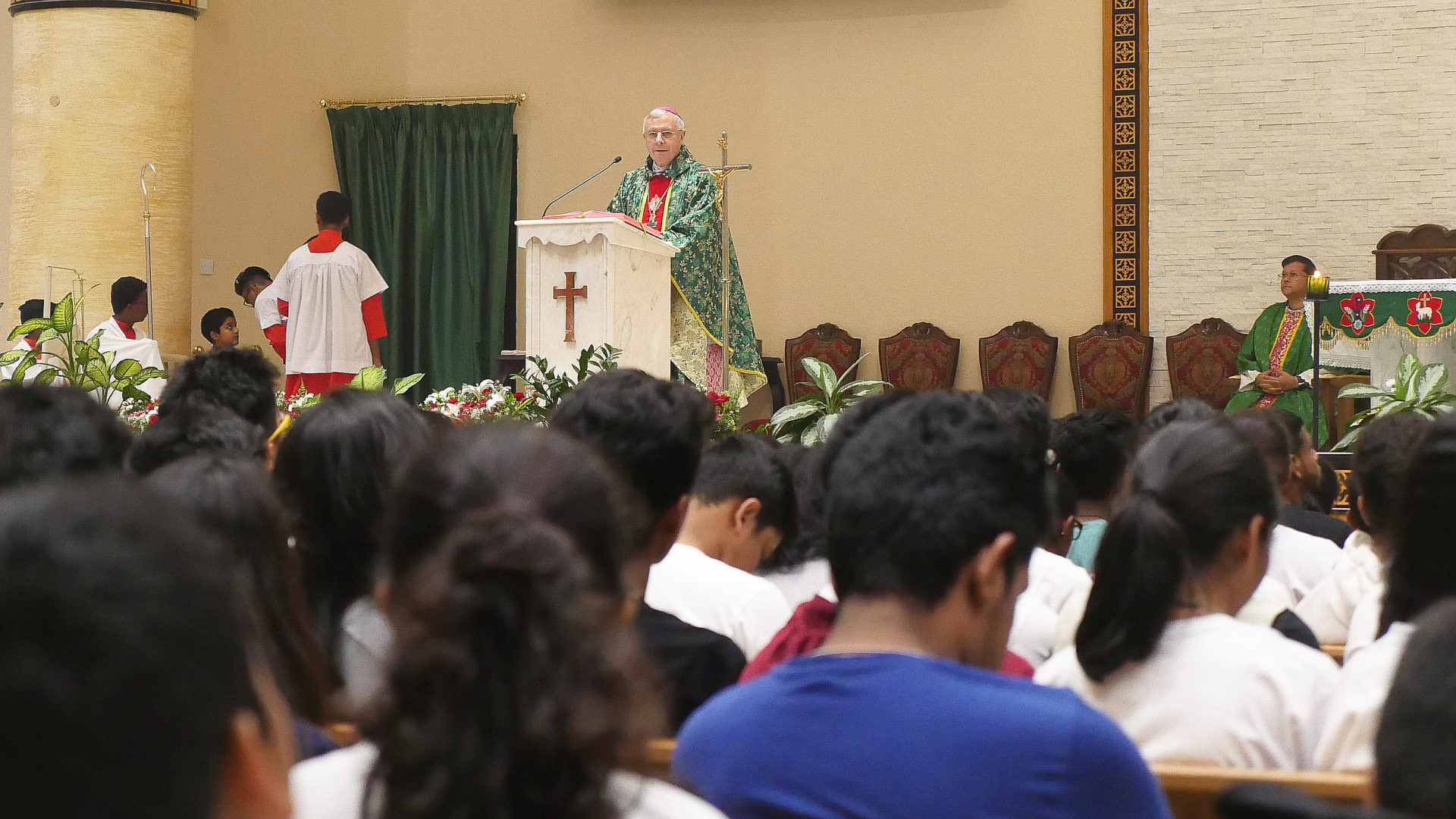 Bischof Paul Hinder leitet Messe für Teenager in Ras Al Khaimah, Vereinigte Arabische Emirate, 2016