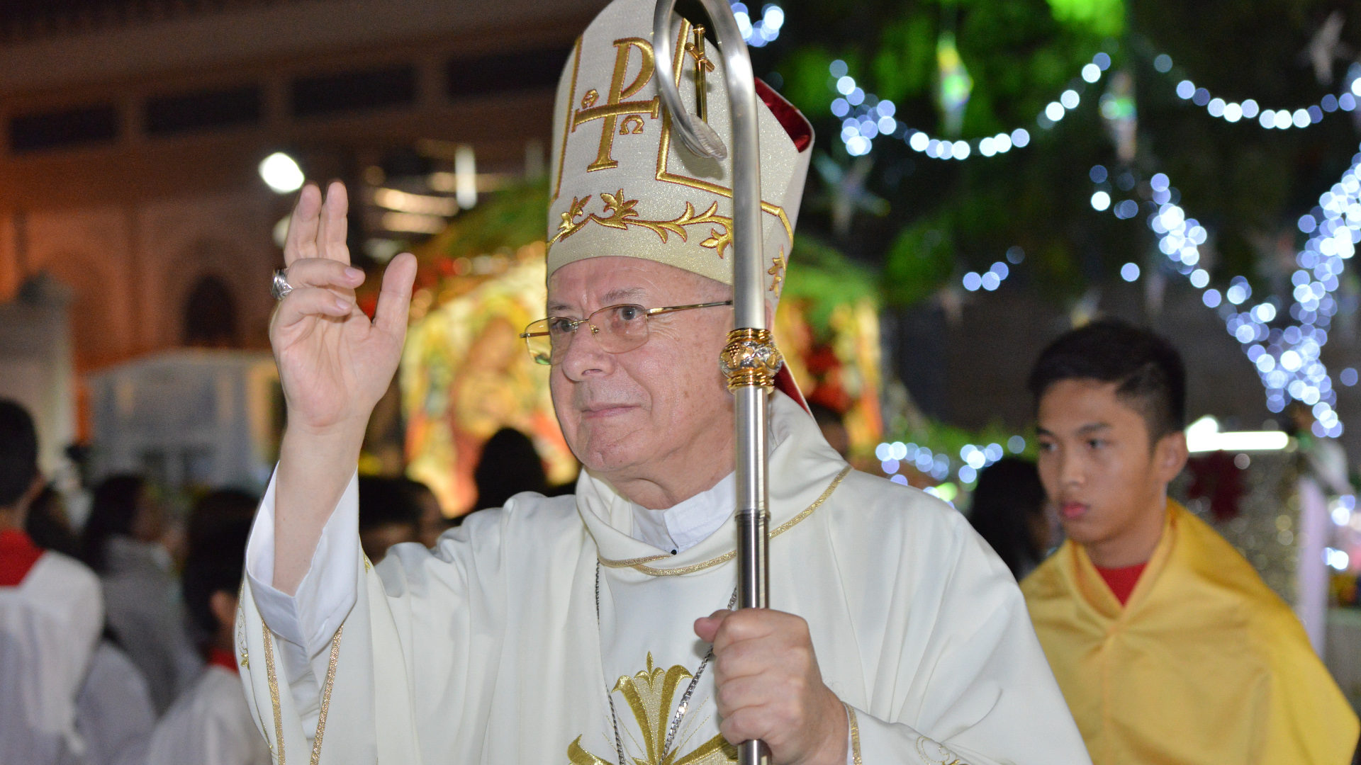 Bischof Paul Hinder segnet Gläubige nach einer Messe. Aufnahme aus dem Jahr 2018.