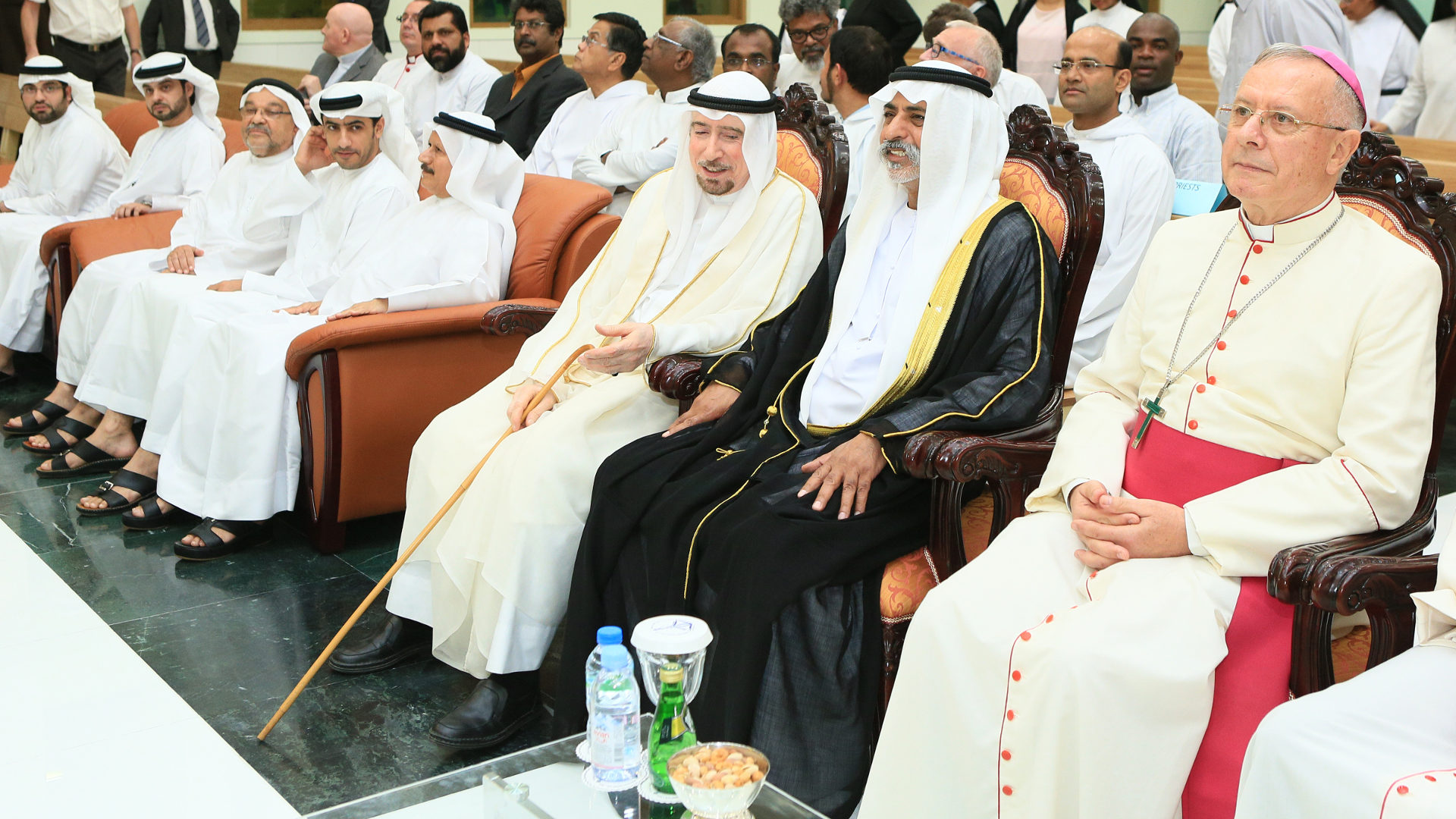 Bischof Paul Hinder (von rechts) mit den Scheichs Nahyan und Ali Al Hashemi