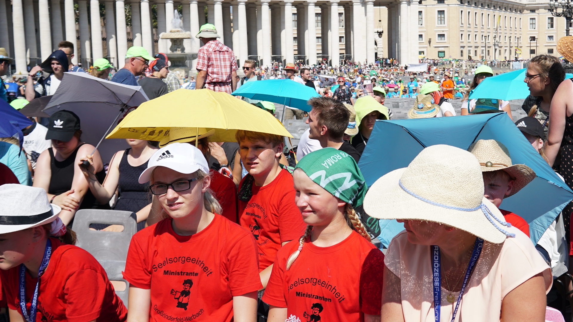 Brennende Sonne bei der Papstaudienz auf den Petersplatz 2018