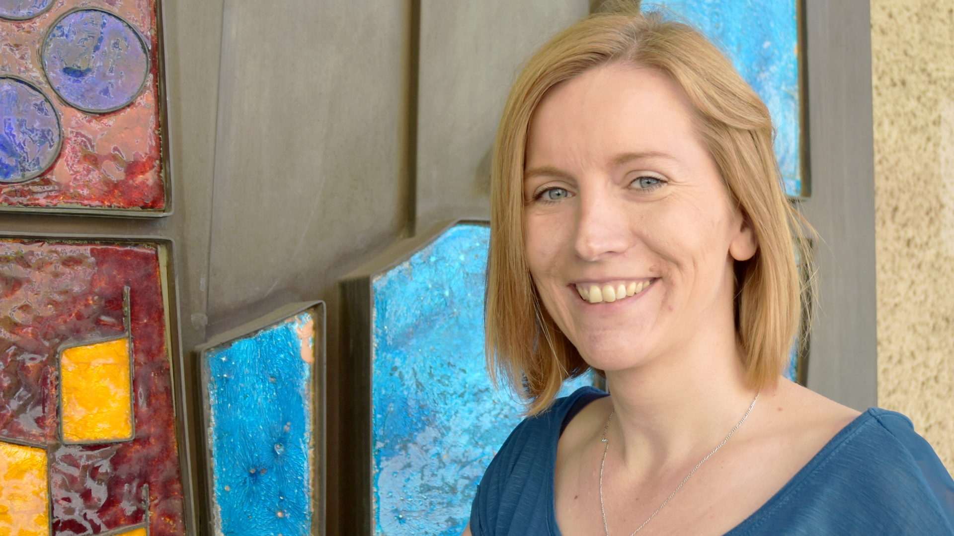 Agnieszka Rychlewska geht regelmässig zur Kirche, hier vor dem Eingang der Herz Jesu-Kirche in Zürich-Wiedikon