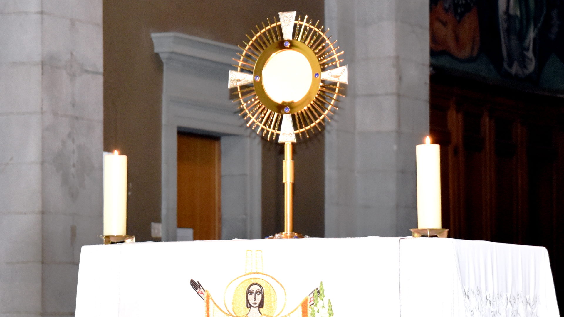 Eucharistische Anbetung: Monstranz in der Basilika Notre Dame de Lausanne.