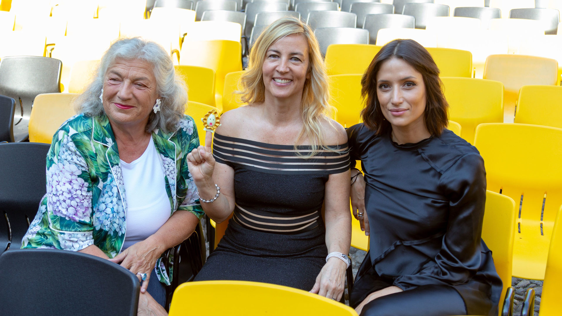 Barbara Miller (Mitte) mit den Produzentinnen Ellen Ringier (l) und Melanie Winiger auf der Piazza Grande in Locarno