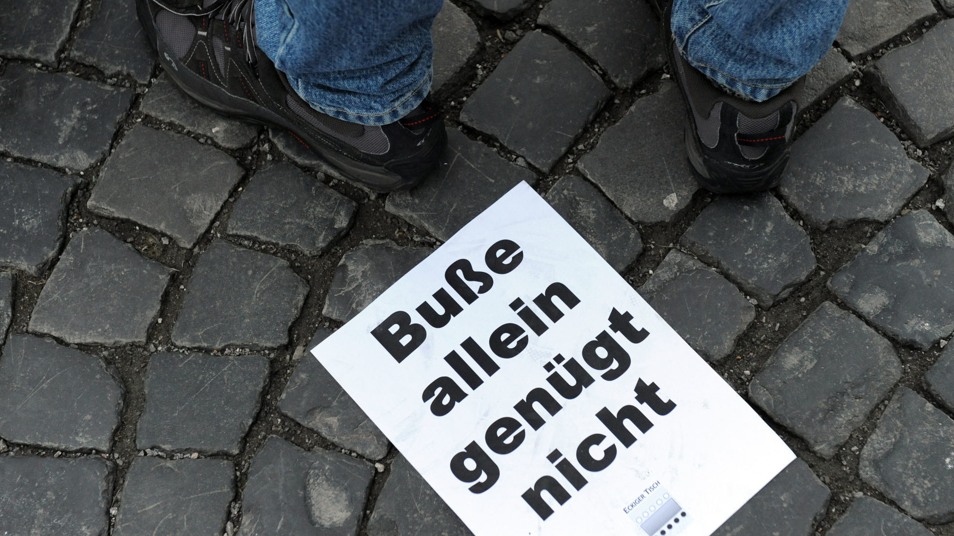 Plakat einer Demo gegen den Umgang der deutschen Bischöfe mit sexuellen Missbräuchen - in Paderborn 2018