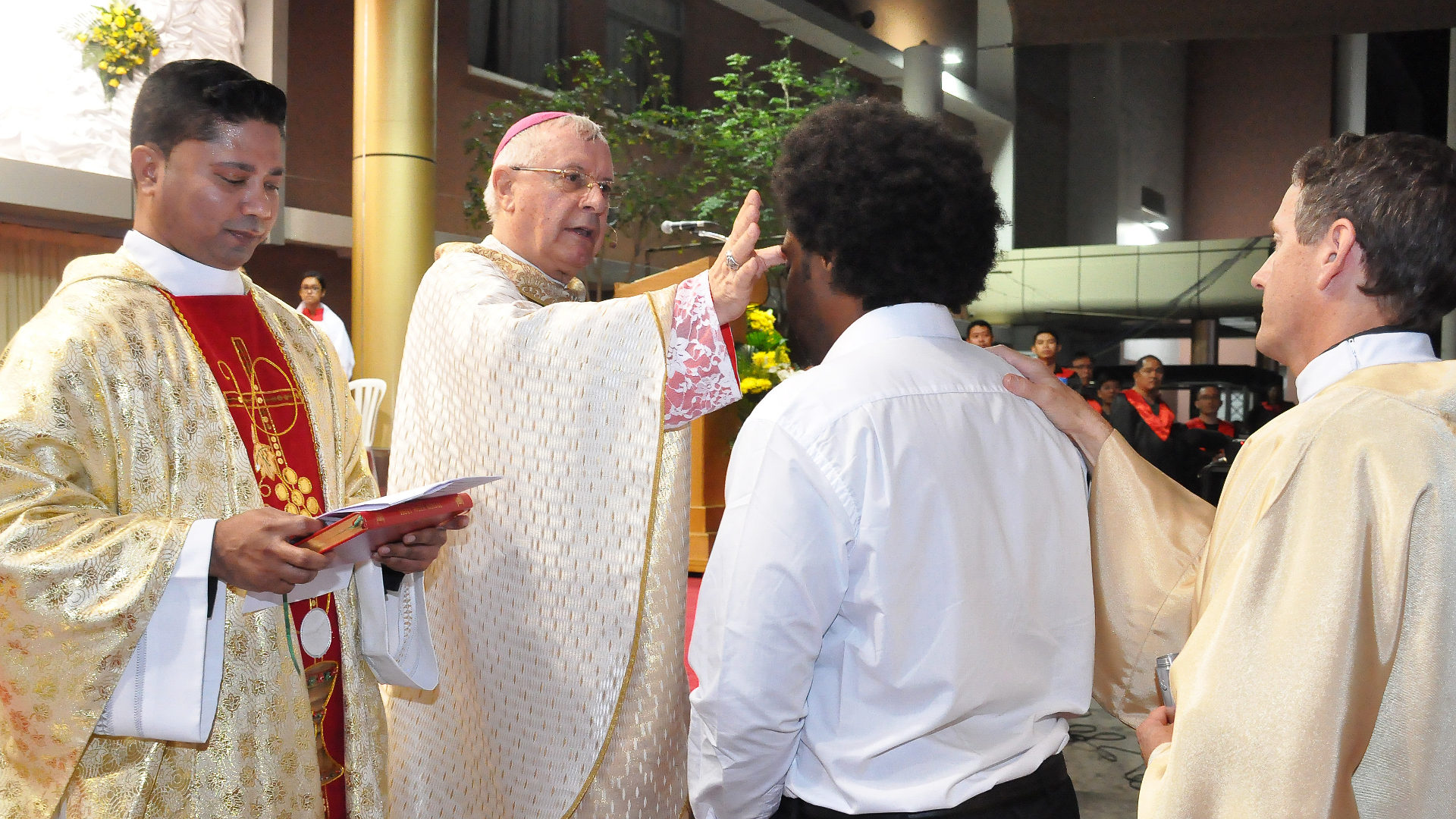 Bischof Paul Hinder bei einer Segnung
