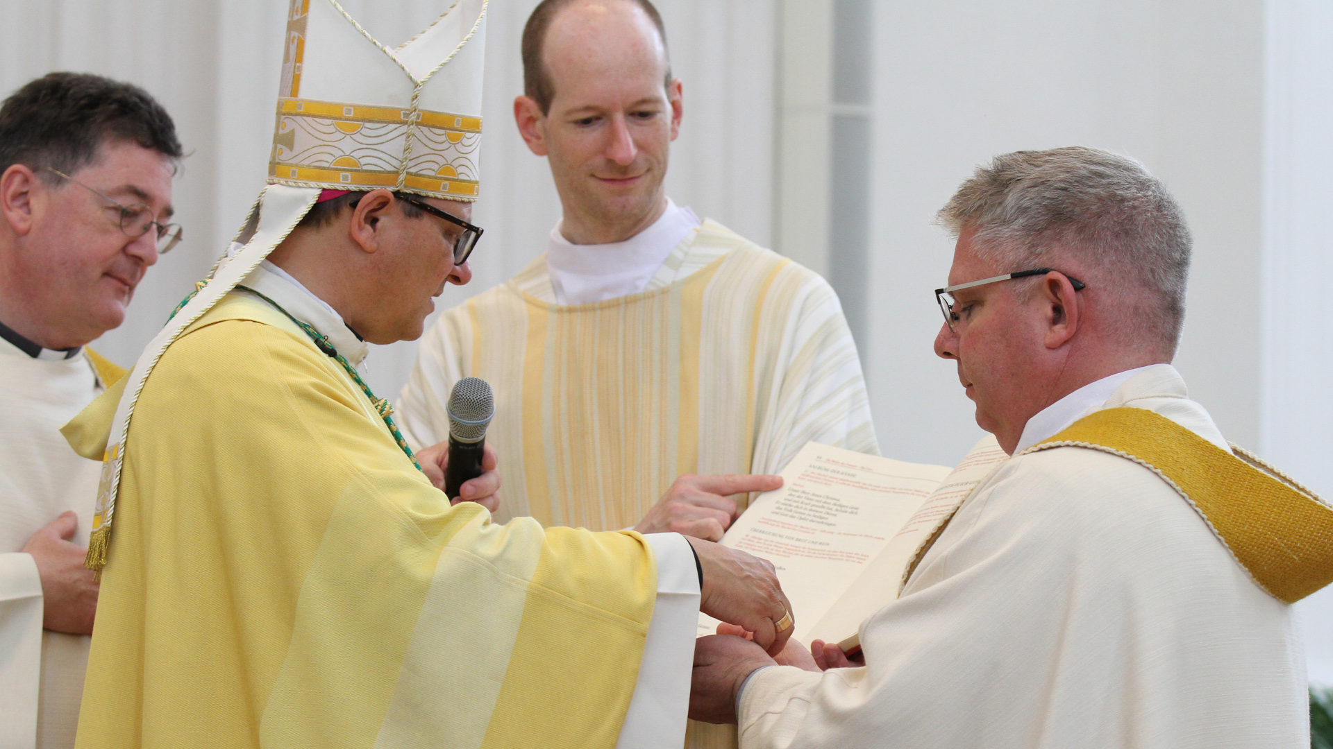 Boris Schlüssel (rechts) bei der Priesterweihe durch Bischof Felix Gmür.