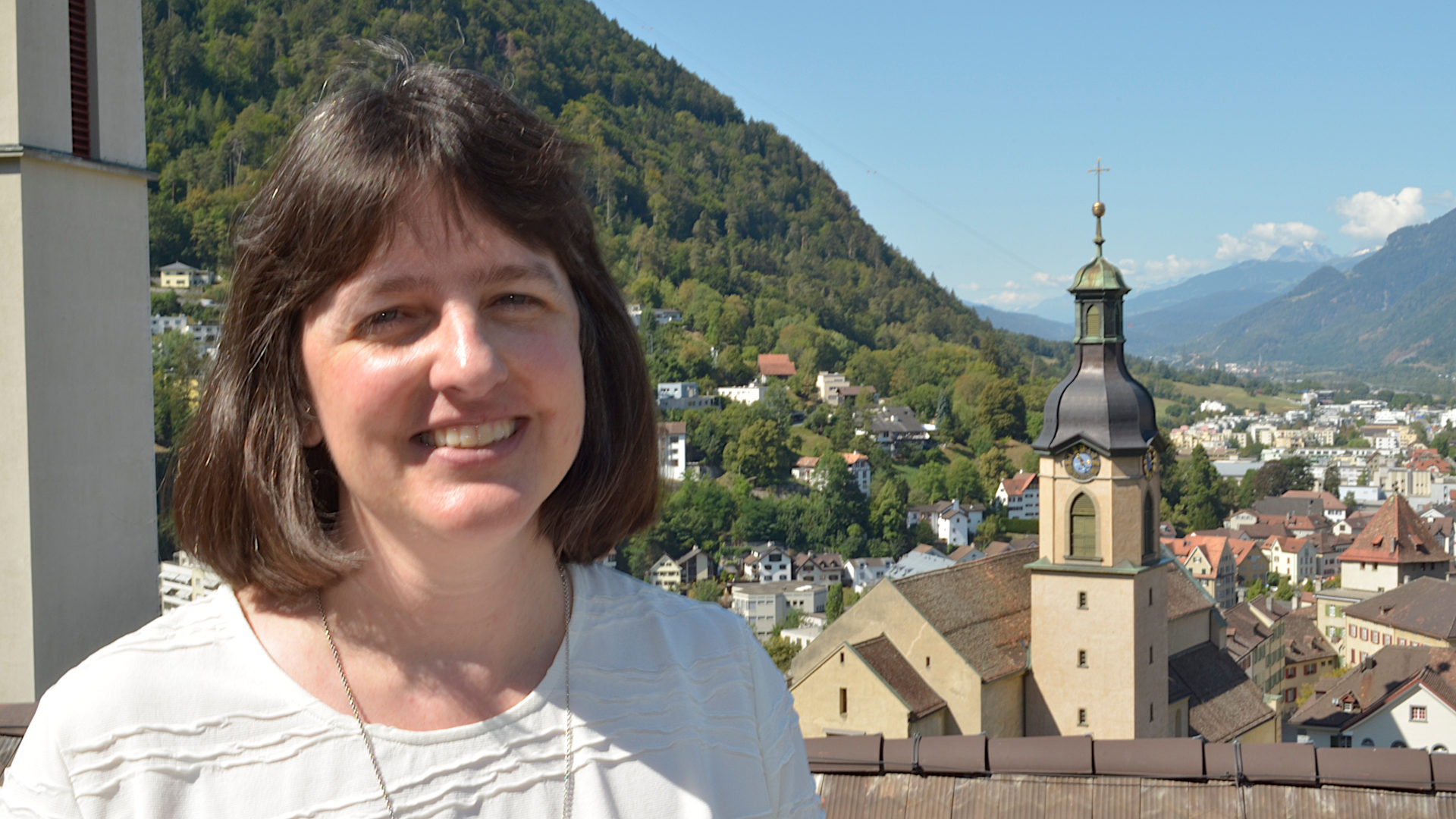 Rosmarie Schärer blickt vom Priesterseminar St. Luzi auf die Bistumskathedrale