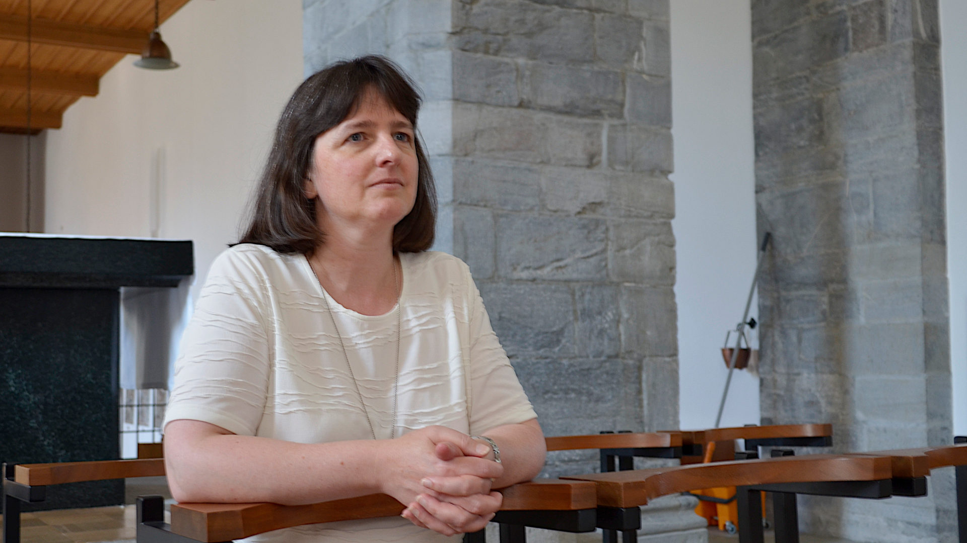 Rosmarie Schärer in der Kirche St. Luzi