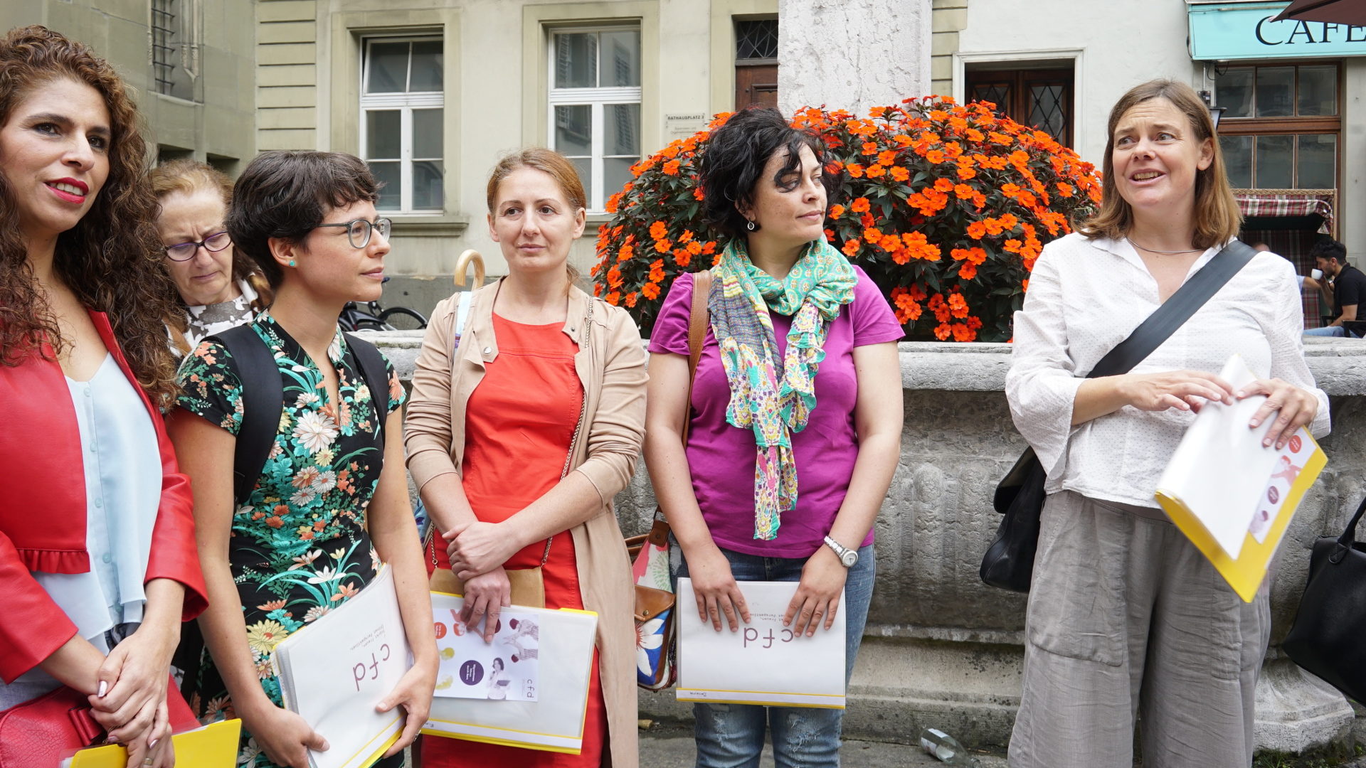 Stadtführung mit Projektleiterin Aglaila Wespe (rechts) vor dem Berner Rathaus