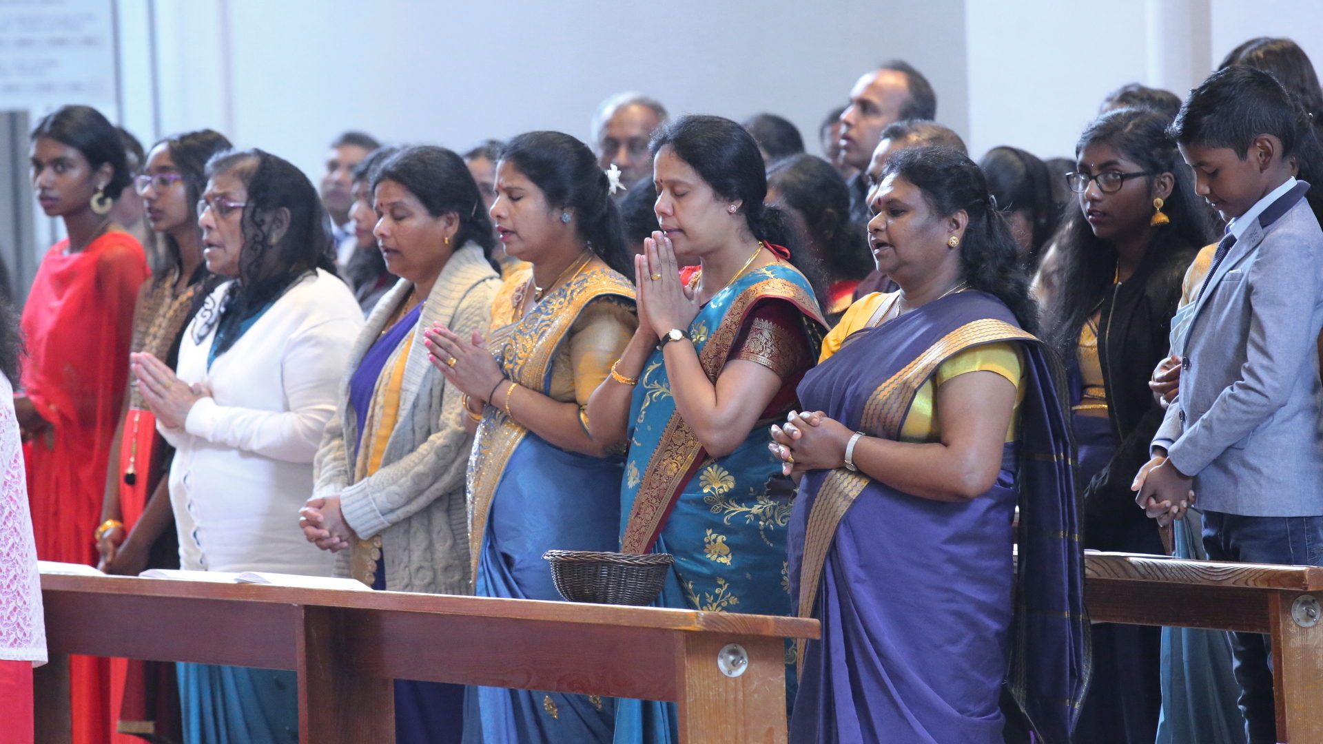 Tamilinnen und Tamilen beten in der Klosterkirche Einsiedeln.