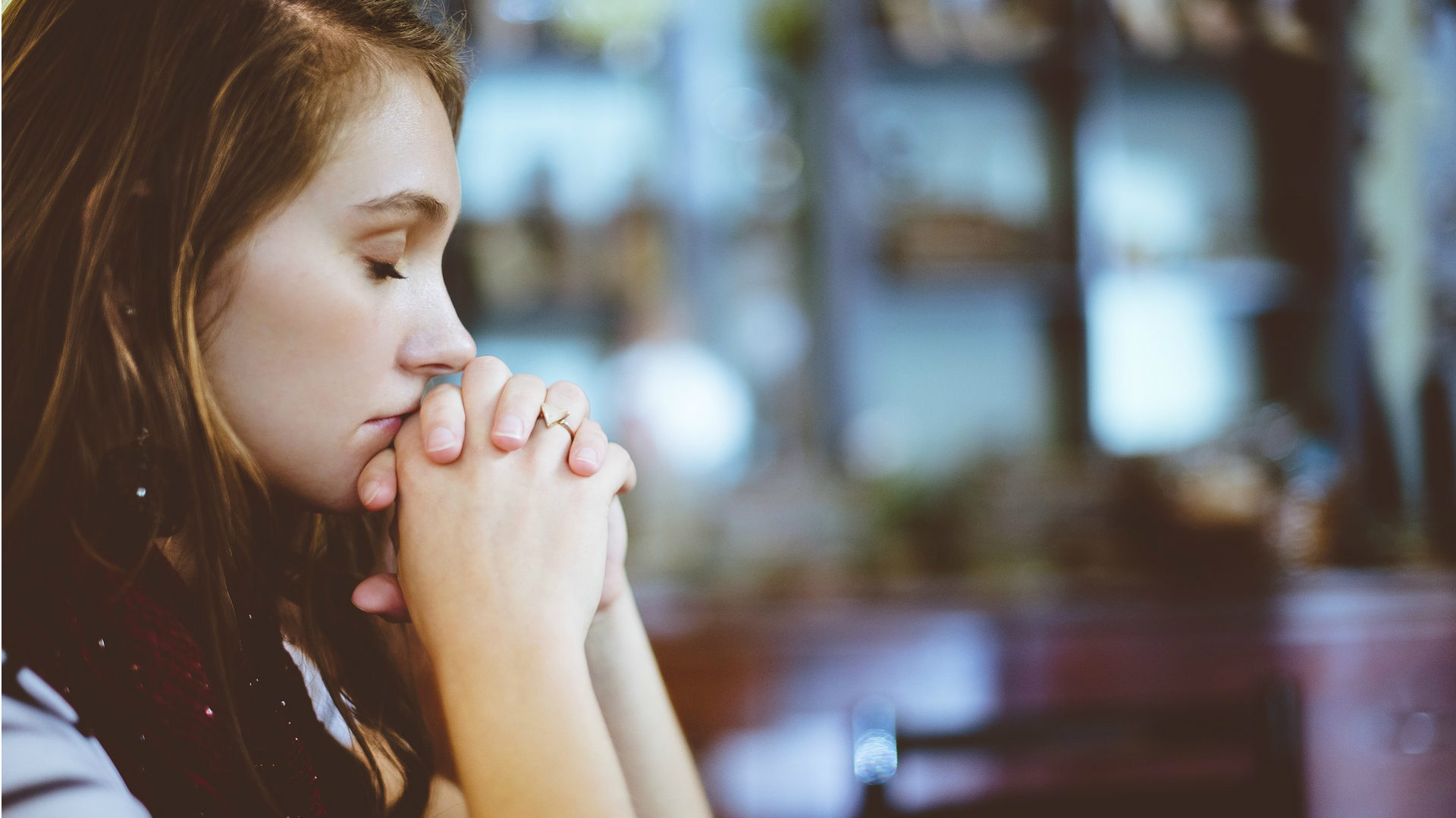 Betende junge Frau in Kirche.