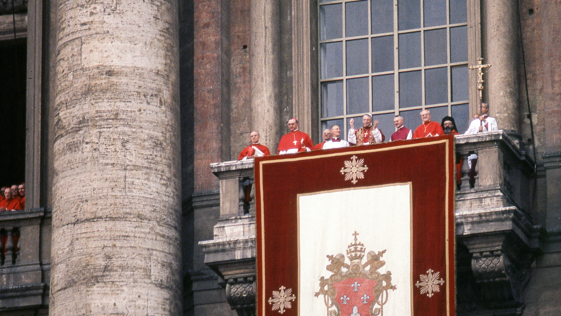 Papst Johannes Paul I. begrüsst nach seiner Wahl am 26. August 1978 die Menschen auf dem Petersplatz im Vatikan