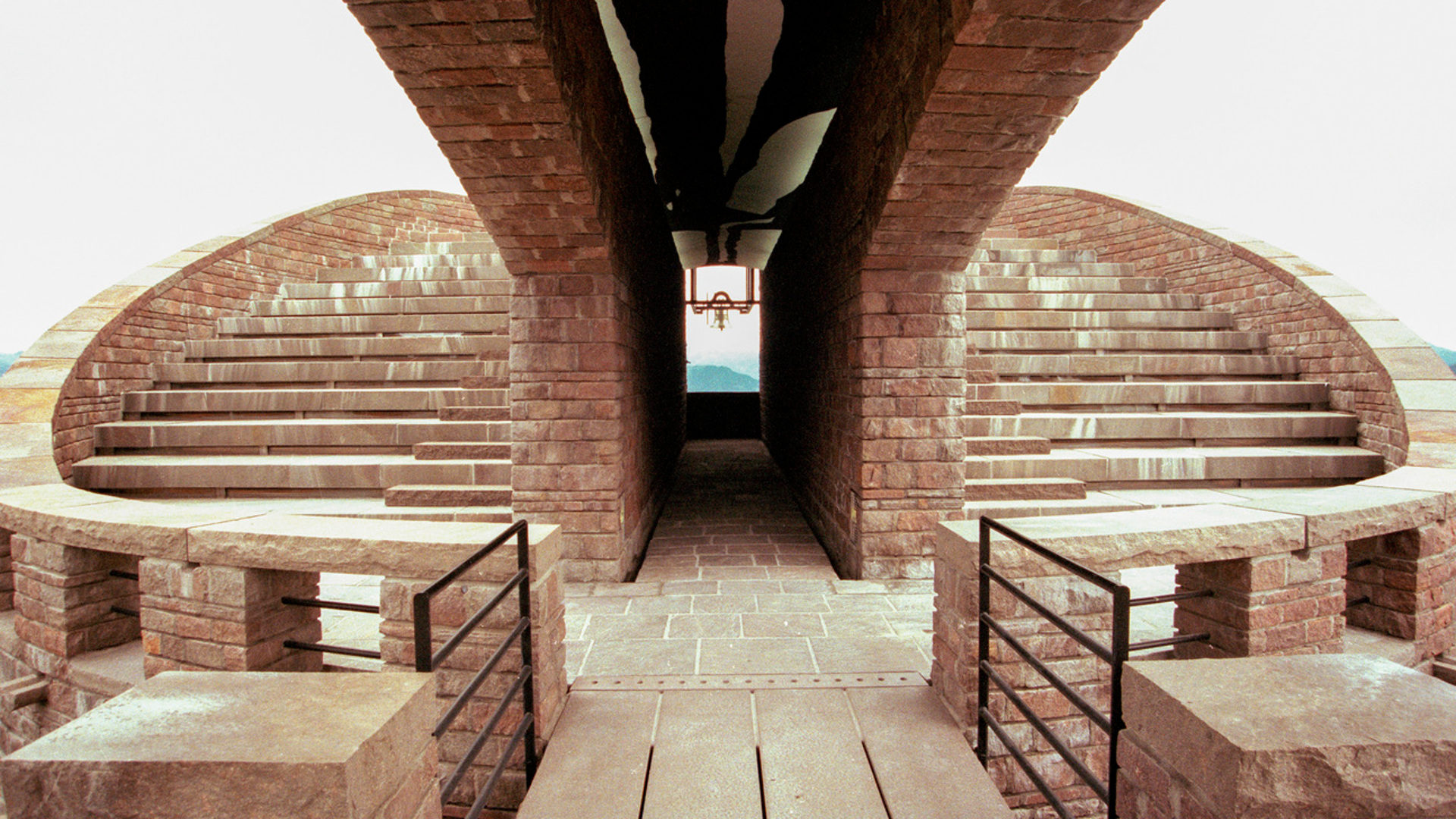 Ein Werk von Mario Botta: Die Kirche "Santa Maria degli Angeli", Monte Tamaro.