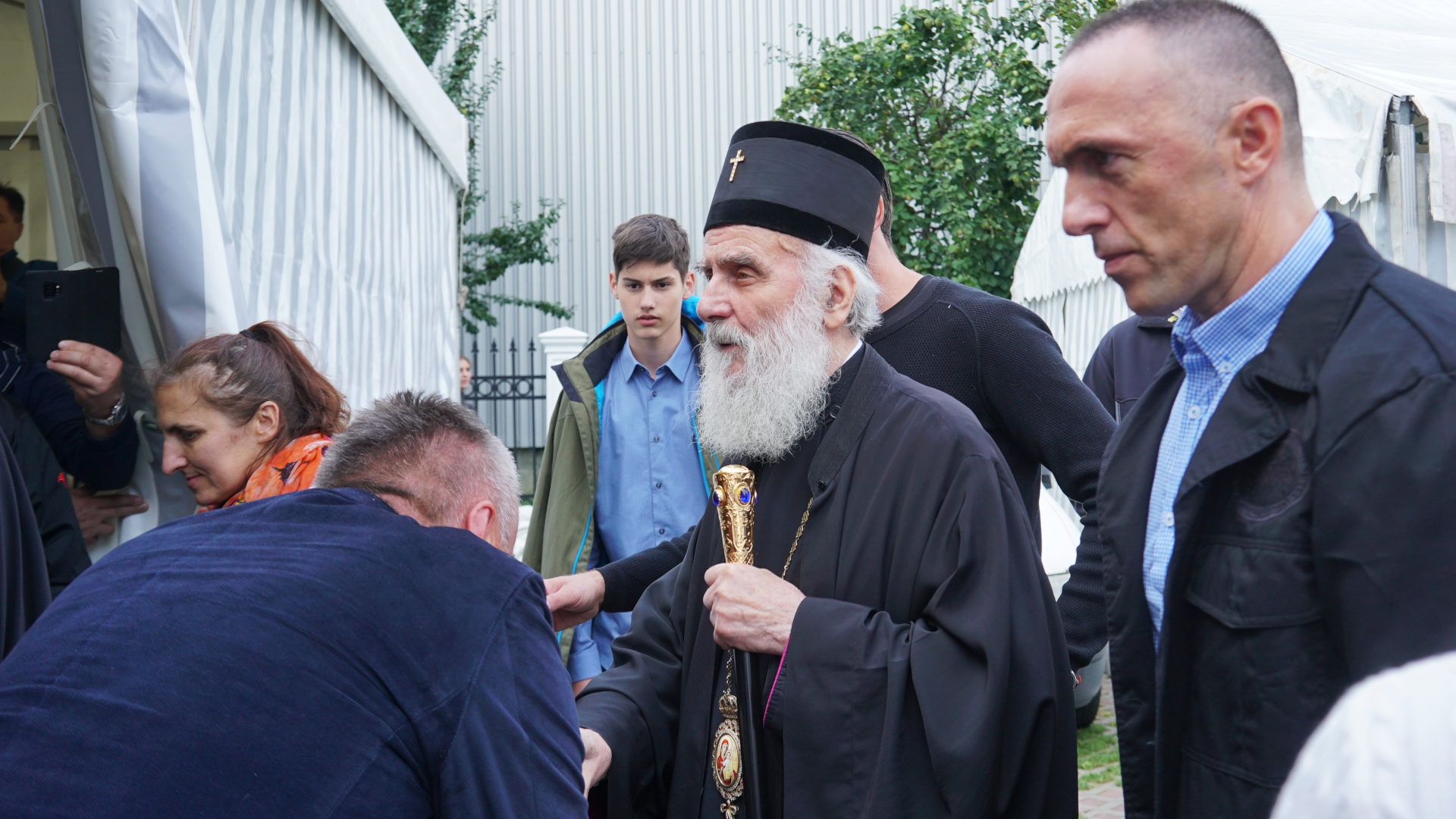 Gedränge 2018 um den serbisch-orthodoxen Patriarchen Irinej in Bern