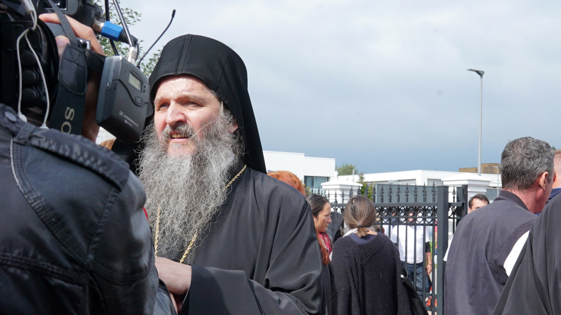 Der serbisch-orthodoxe Bischof Andrej Cilerdzic vor den Medien