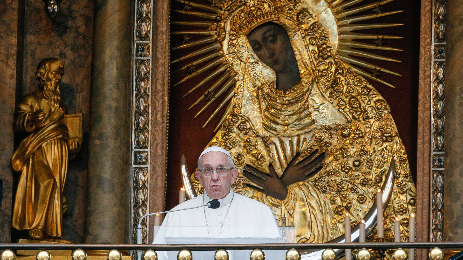 Papst Franziskus betet vor der Wallfahrtskapelle "Mater Misericordiae" in Vilnius.