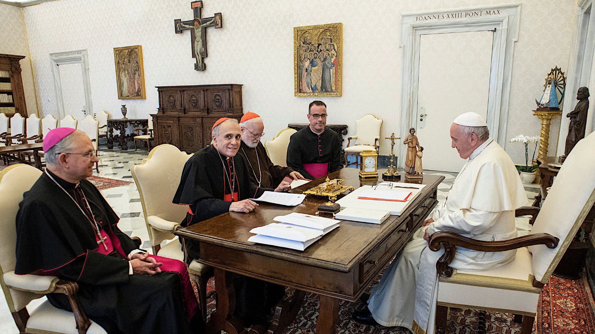 Papst Franziskus mit Delegierten der US-Bischofskonferenz, darunter Kardinal Daniel Nicholas DiNardo (Mitte) und Kardinal Sean Patrick O'Malley (r. davon)