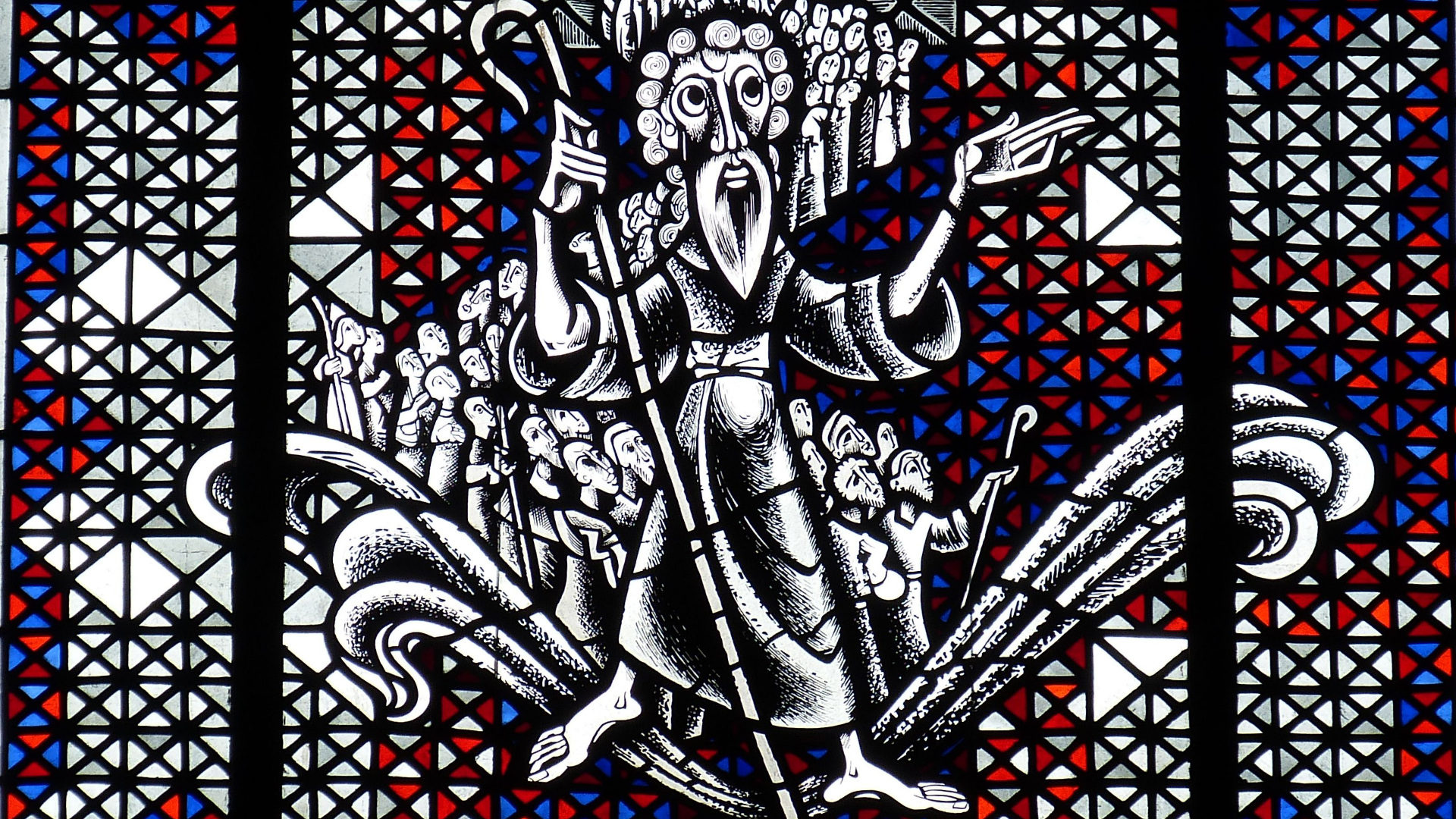 Kirchenfenster mit der Darstellung des Auszugs der Israeliten aus Ägypten.