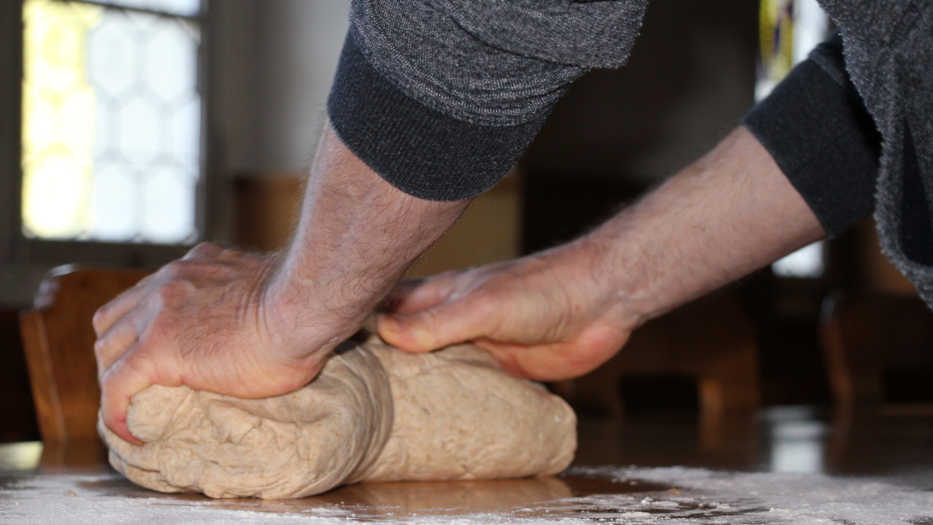 Brotbacken im Sonnenhügel im ehemaligen Kloster Schüpfheim LU