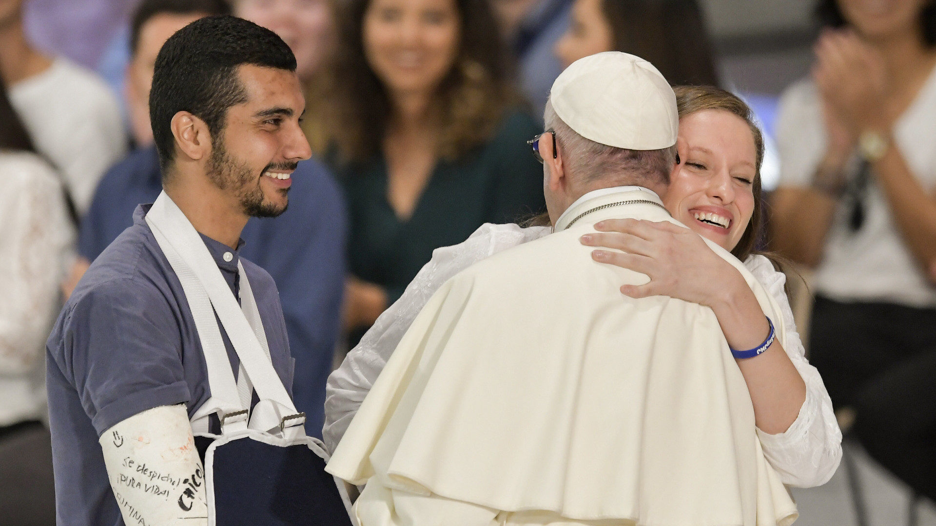 Papst Franziskus umarmt Jugendliche während des Festes der Begegnung an der Jugendsynode. | © KNA