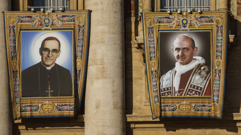 Heiligsprechung von Oscar Romero und Paul VI., 2018: Bilder an der Fassade des Petersdoms | KNA