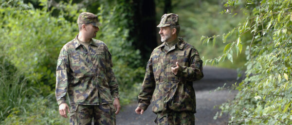 Armeeseelsorger spricht mit Armeeangehörigem. | VBS/DDPS Matthias Bill
