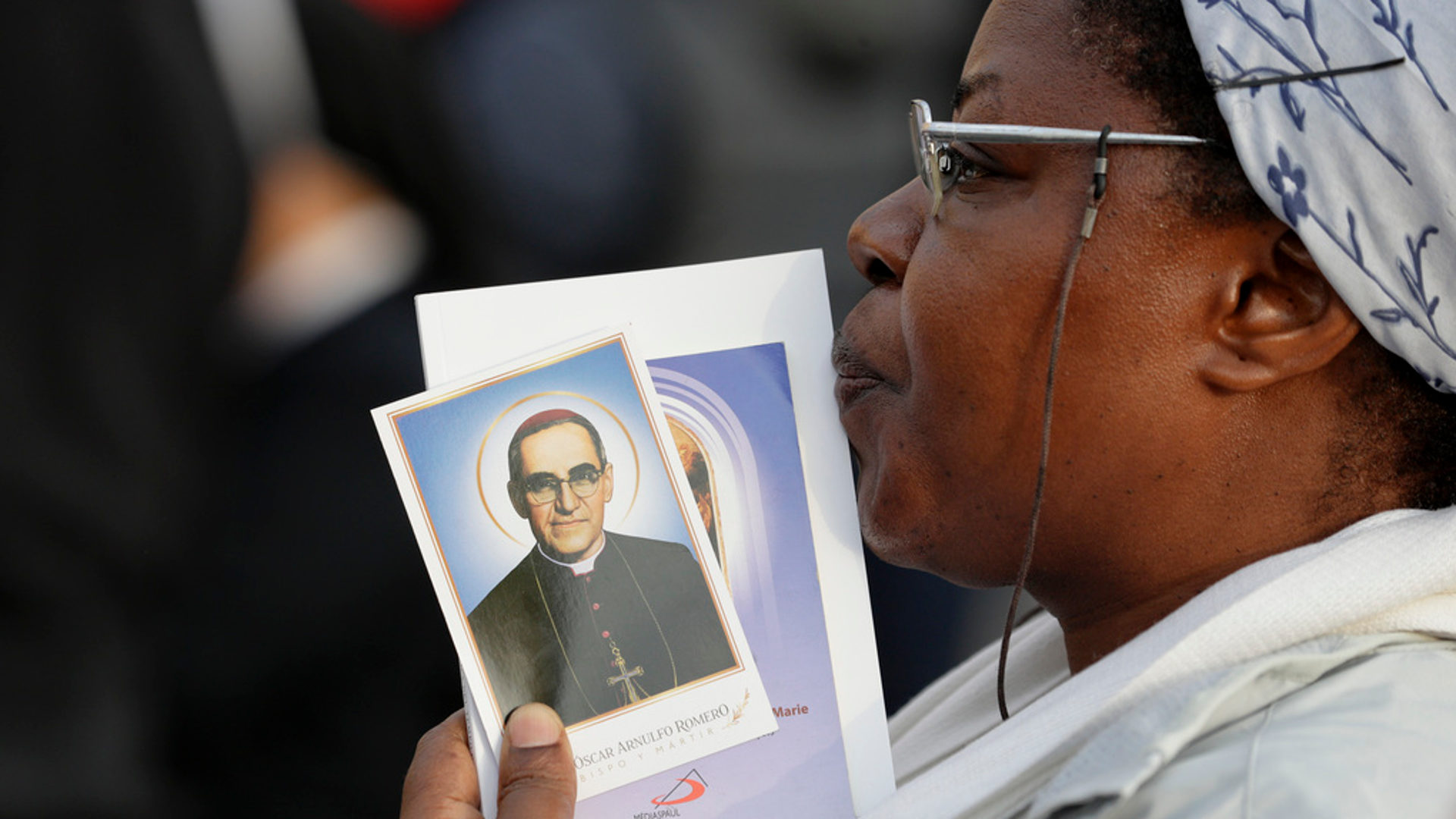 Gläubige mit einem Bild von Oscar Romero