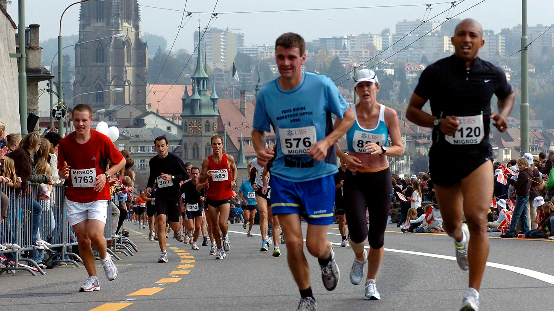 Der Murtenlauf vor der Kathedrale Freiburg